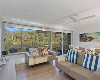 Sunrise Wyong River - Views, Tennis Court, Kayaks - Wyong - Вітальня