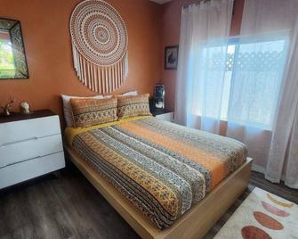 Cozy cottage with hot tub in secret garden near canyons trails, City Heights - San Diego - Bedroom