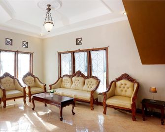 OYO 1072 Kampung Condro Wulan Guesthouse - Depok - Lobby
