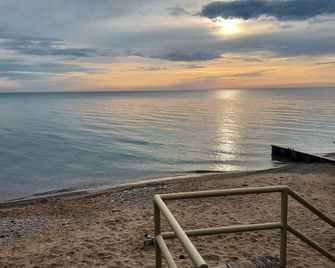 Sandy beach retreat! 500 ft to beach! 3 miles to the quaint village of Lexington - Lexington - Playa