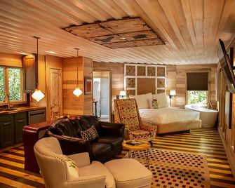 Honeymoon Loft Cabin - Soaking Tub & Fireplace - Walk to Mentone - Mentone - Lounge