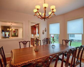 Charming Colonial 8-Bedroom Home with Modern Comforts in Historic New Berlin - New Berlin - Comedor