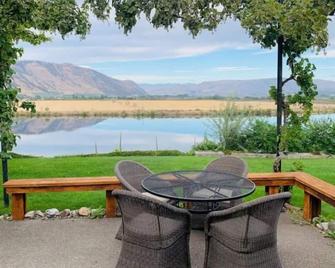 Columbia River Waterfront with Private Dock near Gamble Sands Golf Course! - Brewster - Patio