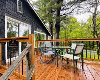 Falcon Retreats - Sharbot Lake - Balcony
