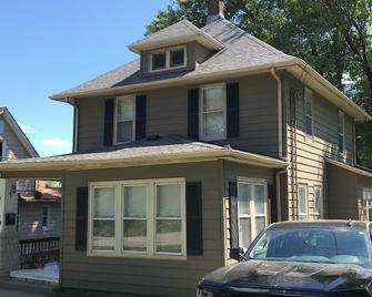 Minutes from anywhere - Moline - Building
