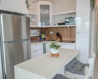 Spacious and Modern Beach House With Pool - Hatillo - Cocina