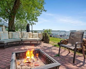 Fife Lake Lodge - Double Queen Room with Lake Access - Fife Lake - Patio