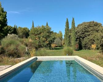 Mazet in a family hamlet - Lambesc - Piscine