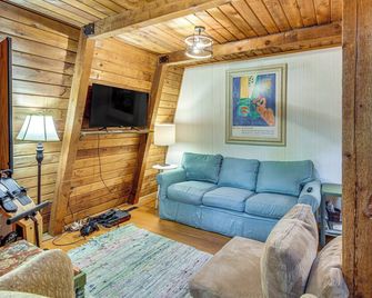 Pet-Friendly Lavonia Cabin, Walk to Lake Hartwell! - Lavonia - Sala de estar