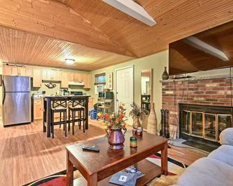 Cozy Arrowhead Lake Home with Sunroom and Pool Access! - Pocono Pines - Living room