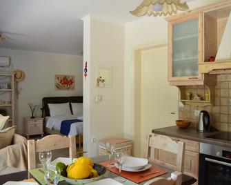 Blue Ark Aigeira Flat & Studio - Akrata - Dining room