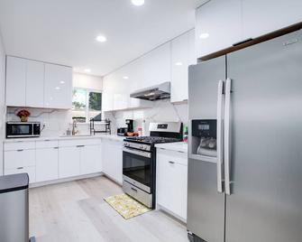 Brand New 2BR Home with Backyard Lounge & Free Parking - Arcadia - Kitchen