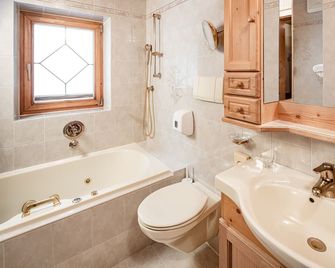 Apartments Hotel Garden - Selva di Val Gardena - Bathroom