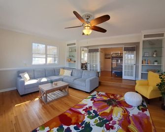 Cozy Chesapeake Cottage w/ water views - Prince Frederick - Obývací pokoj
