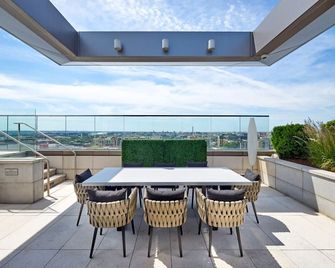 Elegant 14th St 1BR w/ Gym, W/D & Lounge, walk to Metro, by Blueground - Washington, D.C. - Balcony