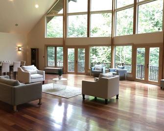 5500 Sqft Summer Home In Minutes From The Beach + More (Westport) - Westport - Living room