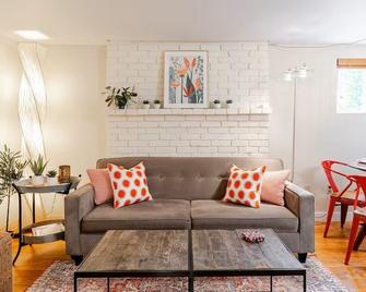 Spacious 1-bedroom apartment, 10 minutes drive to Seattle Waterfront. - Σιάτλ - Σαλόνι