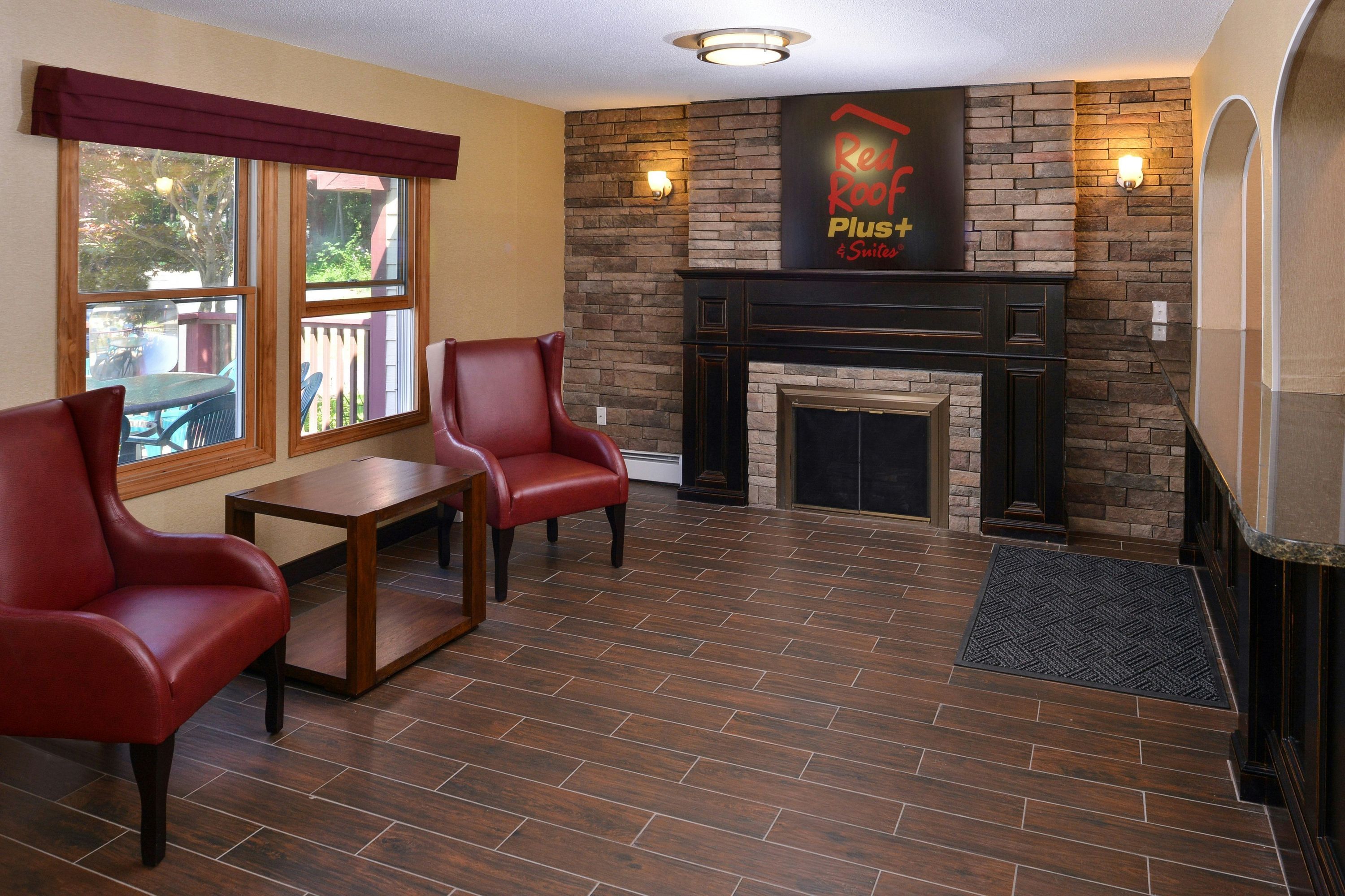 Red Roof Inn Plus+ & Suites Guilford - Guilford - Salónek