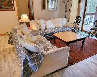 D0260 By Loon Res/Spacious, fireplace, river view, pool & fitness club. - 北伍德斯托克 - 客廳