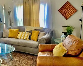 A home away from home! - Hydro - Living room