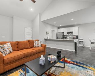 Lovely 3br 2bath cozy location near shopping and dining! 40 mins from Nashville! - Spring Hill - Wohnzimmer