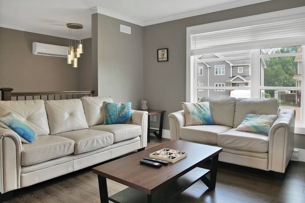 Comfortable 3br Getaway - Монктон - Вітальня
