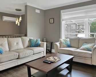Comfortable 3br Getaway - Moncton - Living room