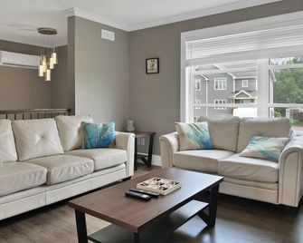 Comfortable 3br Getaway - Монктон - Вітальня