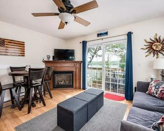 Gorgeous Waterfront Condo With Lake Acce - Tilton - Wohnzimmer