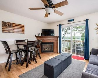 Gorgeous Waterfront Condo with Lake Access & Views - Tilton - Huiskamer