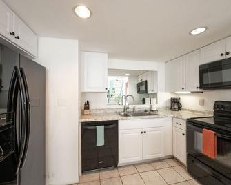Exclusive Key West Beach Front - 2BR Luxury Condo w/Gym and Pool Access (Newly Refurnished!) - Key West - Kitchen