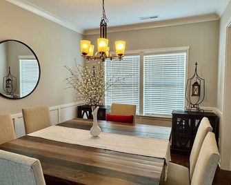 Luxury Golf Comm house w Pond, Pool & Tennis - Monroe - Essbereich