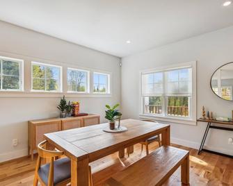 Benjamin Trail 90: roomy 5 br with gas fireplace, a/c, and garage - Stowe - Dining room