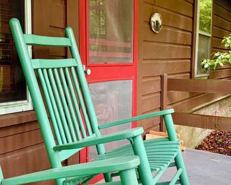 Cozy Couples Creekside Cabin at TwinBrook Resort - Post-Helene Update! - Maggie Valley - Patio