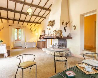 3 bedroom accommodation in Ischia di Castro -VT- - Case Riminino - Sala de estar
