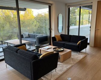 Magnificent penthouse in the heart of Camiral Golf & Wellness-Barcelona - Caldes de Malavella - Living room