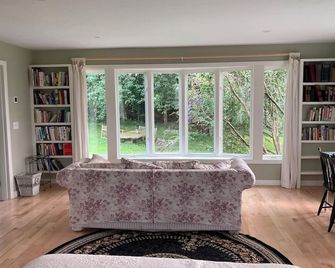 Charming studio cottage with bucolic farm views, private waterfront - Little Compton - Living room