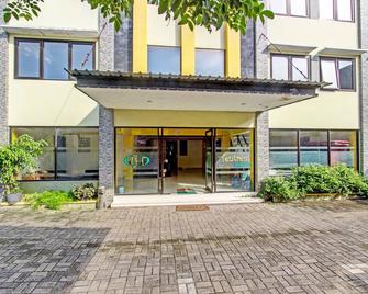 Spot On 91398 Homestay Tentrem 1 - Pati - Edificio