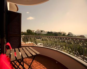 Ericeira Chill Hill Hostel & Private Rooms - Peach Garden - Ericeira - Balcony