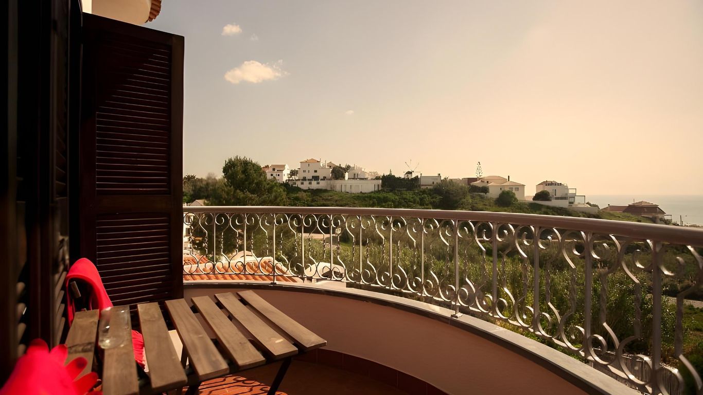 Ericeira Chill Hill Hostel & Private Rooms - Peach Garden