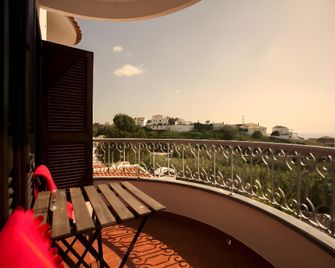 Ericeira Chill Hill Hostel & Private Rooms - Peach Garden - Ericeira - Balcony