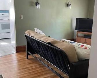 Cozy, Quaint, entire 1 Bedroom Apt. - Medina - Living room