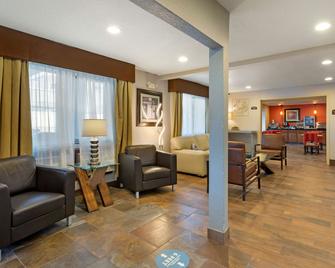 Best Western Plus Altoona Inn - Altoona - Living room