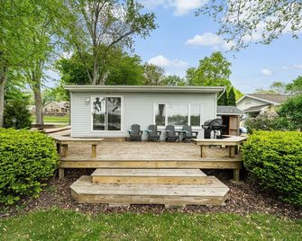 Little Barbee Lakefront Bungalow - Warsaw - Innenhof