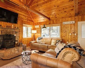3 Mi to Big Trees State Park: Cabin w/ Scenic Deck - Arnold - Sala de estar