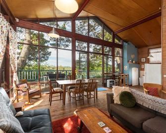 Sidneys Retreat - Katoomba - Living room