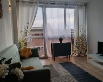 Appartement aux Portes de Paris, métro 12 - Aubervilliers - Salon