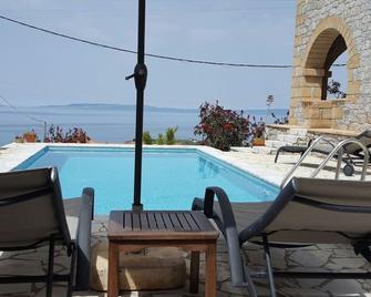 Villa Ialeira in Stoupa, private pool, spectacular sea views, very quiet area. - Agios Nikolaos - Piscina