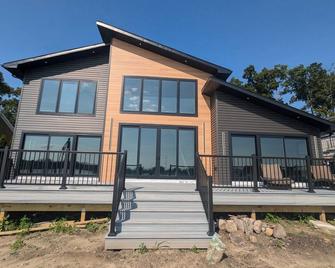 Amazing 4-bedroom Modern Lake House with Cottage Charm on Lake Chemung - Howell - Building