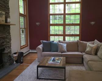 Large private countryside escape, nestled on 3 private acres, pond, private. - Staatsburg - Living room